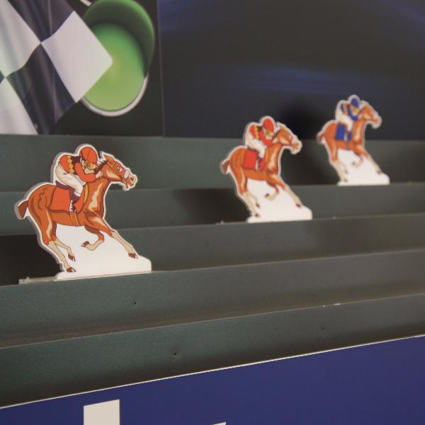 Spiel Derbyrennen mit Acrylglasfiguren